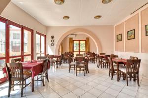 ein Restaurant mit Tischen und Stühlen in einem Raum in der Unterkunft Gama residence in Becici