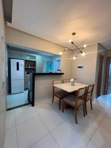a kitchen and dining room with a table and chairs at Casa aconchegante in Imperatriz