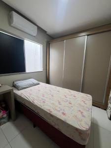 a small bedroom with a bed and a window at Casa aconchegante in Imperatriz