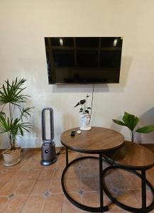 ein Wohnzimmer mit einem Tisch und einem Lautsprecher in der Unterkunft Wulkan Studio in Amecameca de Juárez + 4 Fotos