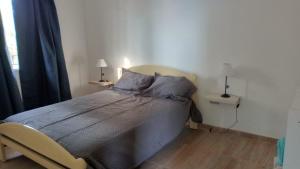 ein Schlafzimmer mit einem Bett, einem Stuhl und einem Fenster in der Unterkunft Boulevard Roca in Trelew