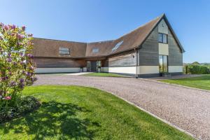 a large house with a gambrel roof at 5 Bed in Hereford oc-78646 in Madley