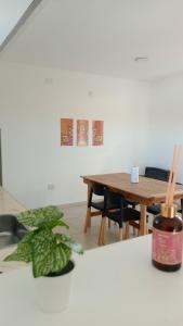 ein Esszimmer mit einem Tisch und einem Holztisch in der Unterkunft Boulevard Roca in Trelew