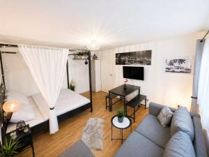 a living room with a couch and a table at Studio Weidenkorb in Vaihingen an der Enz