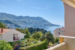 Blick auf den See von einem Haus in der Unterkunft Gama residence in Becici