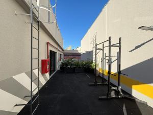 an empty hallway of a building with plants at Studio equipado com Piscina espaço histórico. in Rio de Janeiro