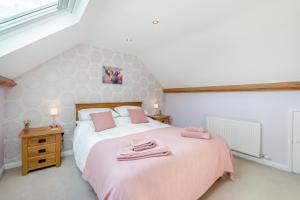 a bedroom with a bed with pink towels on it at 3 Bed in Ebberston oc-s35053 in Ebberston