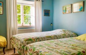 a bedroom with two beds and a window at Beautiful Home In Dalby With 2 Bedrooms And Wifi in Dalby