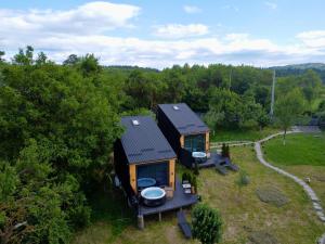 an overhead view of a tiny house in the woods at Campolongo Tiny Chalet in Câmpulung