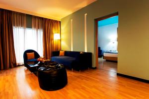 Posezení v ubytování Hotel Royal Orchid Bangalore