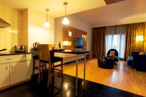 Kuchyň nebo kuchyňský kout v ubytování Hotel Royal Orchid Bangalore