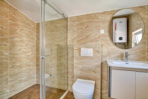 ein Badezimmer mit Dusche, Toilette und Waschbecken in der Unterkunft Gama residence in Becici + 49 Fotos