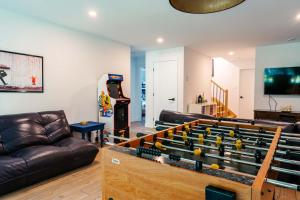 a living room with a foosball table in front of a video game at Le Yéti de Tremblant in La Conception
