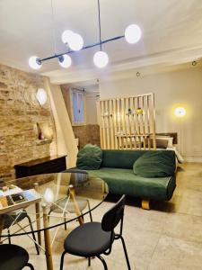 a living room with a green couch and a table at Loft in Love in Spello