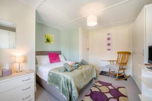 a bedroom with a bed with a table and a chair at 2 Bed in Middlezoy oc-s33601 in Middlezoy