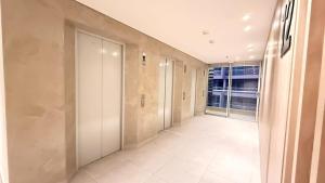 an empty hallway with white walls and a door at Bello Horizonte, Aeropuerto, playa Dormida in Santa Marta +17 photos