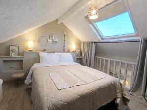 a bedroom with a large bed with a large window at Pierres & prée Cocon de Charme et sa terrasse étoilée in Mettet