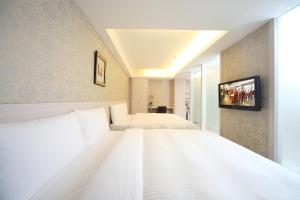 Postel nebo postele na pokoji v ubytování 宜都大飯店 Idol Hotel