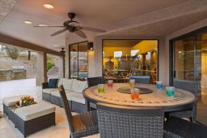 eine Terrasse mit Tisch, Stühlen und Sofa in der Unterkunft Hillside Tranquility in Fountain Hills