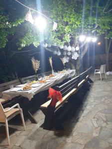 a long table with plates of food on it at Razem Lendina e Qete in Razëm