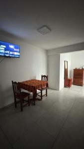 a room with a table and two chairs and a television at Habitación Privada in Libertador General San Martín