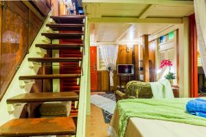 Habitación con una escalera que conduce a un dormitorio. en Classic Malay House in KL City Centre, en Kuala Lumpur