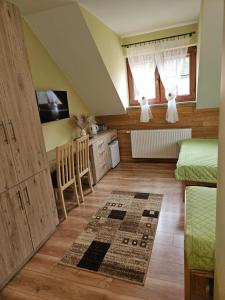 a room with a kitchen and a living room at Agroturystyka Pod Sosnami w Atenach in Nowinka