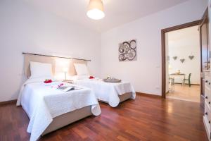 ヴァレンナにあるCasa Al Prato Apt. Bのベッドルーム1室(白いシーツが備わるベッド2台付)