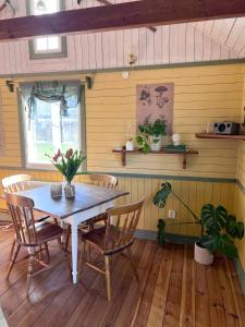 a dining room with a table and chairs at Isans stuga in Broby