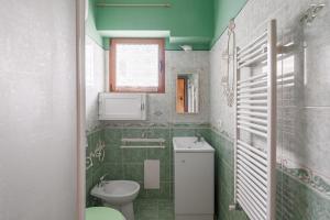 y baño con aseo y lavamanos. en La Musica in the Heart of Sorrento, 100 m from Station en Sorrento