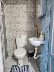 a bathroom with a toilet and a sink at Mini Apartamentos na entrada de Tutóia in Tutóia +51 photos