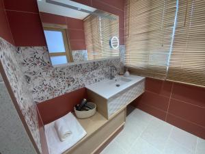 a bathroom with a white sink and a mirror at Le Cap Saint Jacques Chambre d hôtes proche de bayeux à 15 mn idéal plages du débarquement in Putot-en-Bessin