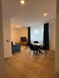 ein Wohnzimmer mit Tisch, Stühlen und Sofa in der Unterkunft Cool Monkey Studio in Starogard Gdański