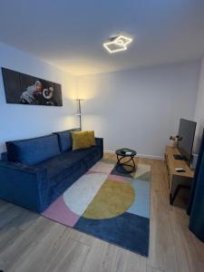 ein Wohnzimmer mit Sofa und Teppich in der Unterkunft Cool Monkey Studio in Starogard Gdański