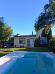 a house with a swimming pool in the yard at DPTO con PARQUE, PARRILLA y PISCINA a minutos del centro in Concepción del Uruguay