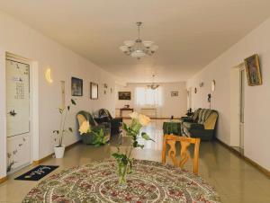 a living room with a table with a vase at Red House in Kʼasakh