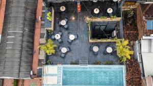 an overhead view of a swimming pool and a building at Hotel Zelva Negra in Medellín
