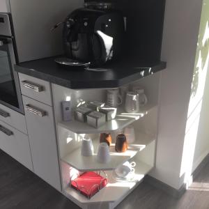 einen Küchenschrank mit einer Kaffeekanne darüber in der Unterkunft Bergblick Lodge in Ofterschwang