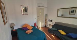 ein Wohnzimmer mit zwei Betten und einem Spiegel in der Unterkunft Bastia-Room in Bastia