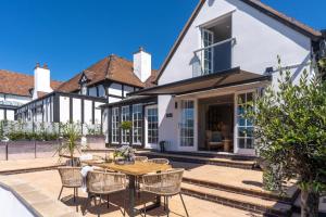 an external view of a house with a table and chairs at Cedar Lodge Severn Stoke in Severn Stoke