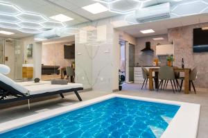 a living room with a swimming pool in the middle of a room at Apartman Mirakul 2 in Korčula