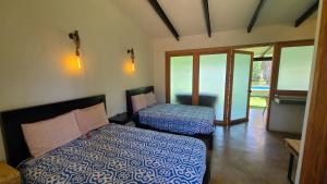 a bedroom with two beds in a room at Bungalow con alberca Privada y Climatizada en Tequisquiapan in Tequisquiapan