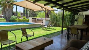 a patio with chairs and a table and a pool at Bungalow con alberca Privada y Climatizada en Tequisquiapan in Tequisquiapan