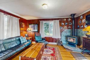 a living room with a couch and a fireplace at Eagle Harbor House World Cup Availability in Winslow