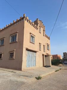 an old building on the side of a street at Résidence Zaouit Aglou in Aglou