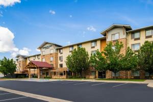 a building with a parking lot in front of it at TownePlace Suites Redding in Redding