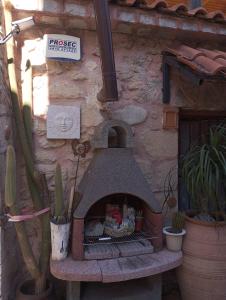 a pizza oven on the side of a building at School1922 in Krousón