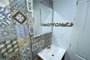 a bathroom with a sink and a mirror at SH Aparts Depto 1 in Coronel Suárez