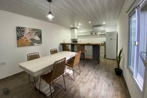 a kitchen and dining room with a table and chairs at SH Aparts Depto 1 in Coronel Suárez