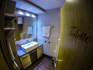 ein Bad mit einem Waschbecken und einem Spiegel in der Unterkunft SM Apartments Kopaonik in Kopaonik